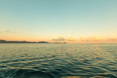 Deniz kıyısında doğa manzaralı 