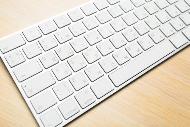 ahşap masa üzerinde klavye yüksek açılı görünüş