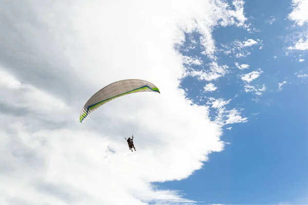 Para Avião Voando Alto — Fotografia de Stock