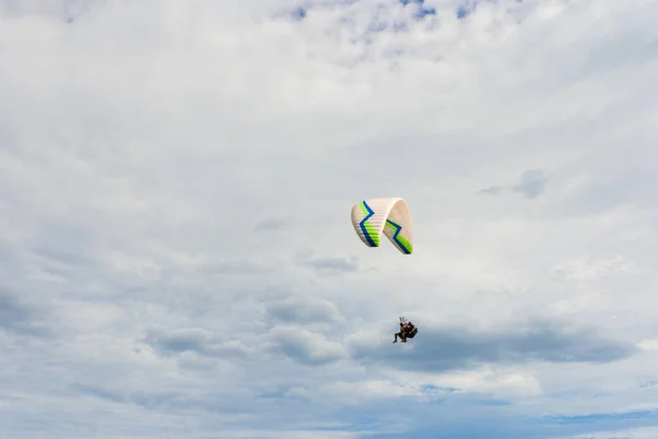 Paraplane Latający Wysoką Górę — Zdjęcie stockowe