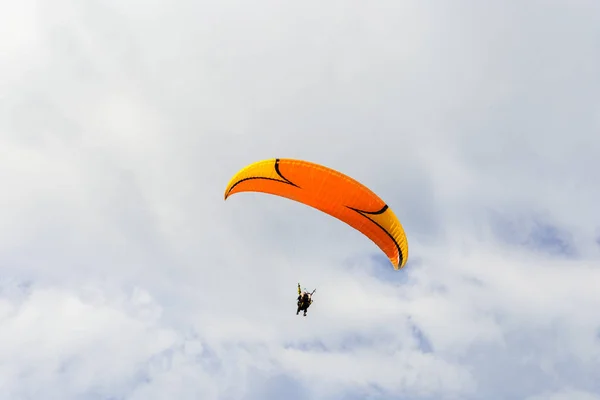 Paraplane Uçan Yüksek — Stok fotoğraf