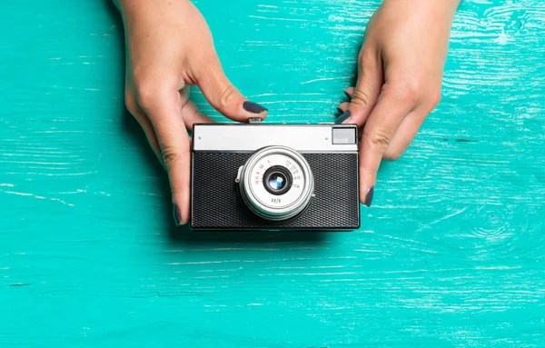 retro bir kamera tutarak kadının elleri