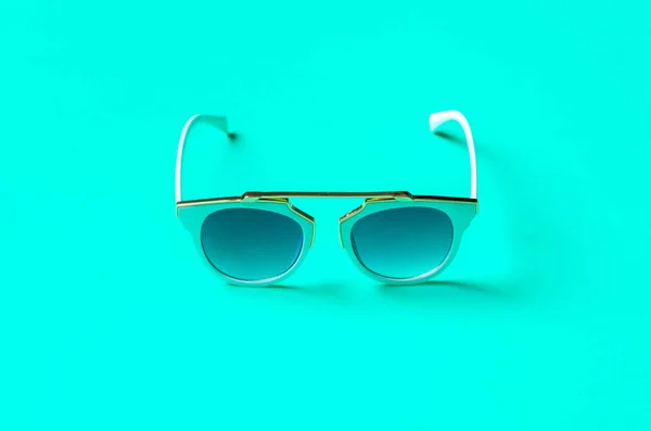 Solglasögon Grön Bakgrund Mode Sommar Kommande Koncept — Stockfoto