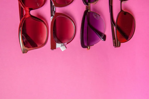 Zonnebril Een Roze Achtergrond Fashion Zomer Komende Concept — Stockfoto
