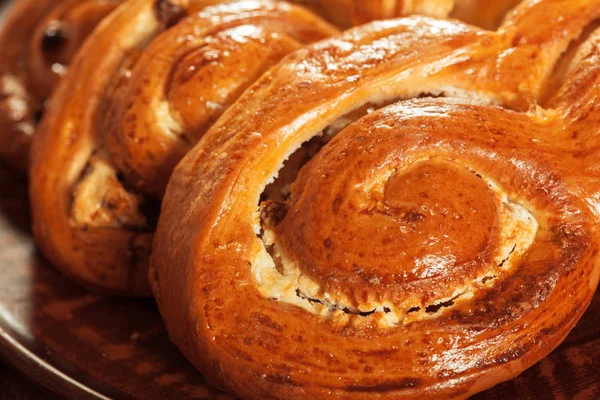 ahşap masa üzerinde taze pişmiş ekmek