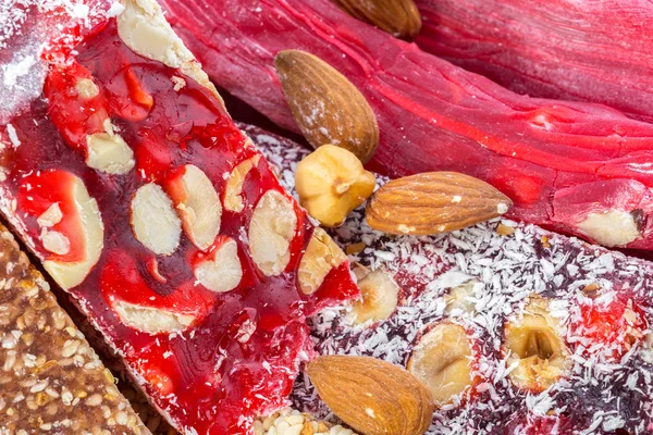 Lezzetli Türk lokumu beyazda izole