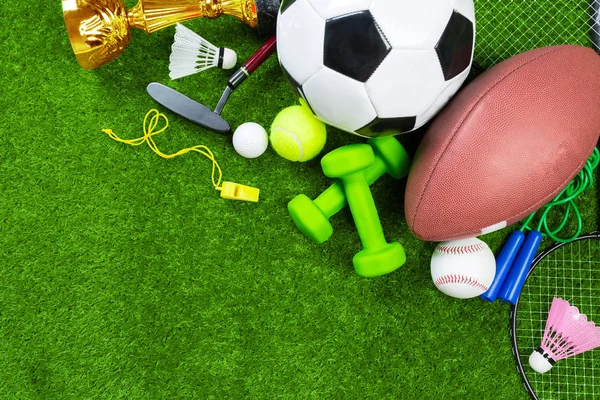 Çimenlerin üzerinde çeşitli spor araçları