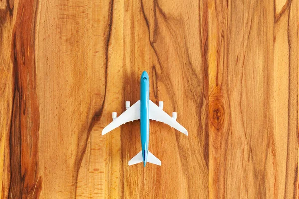 Іграшка Пасажирського Літака Дерев Яному Фоні — стокове фото