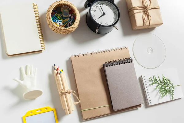 Modern çalışma alanı kavramı, beyaz arka plan üzerinde izole