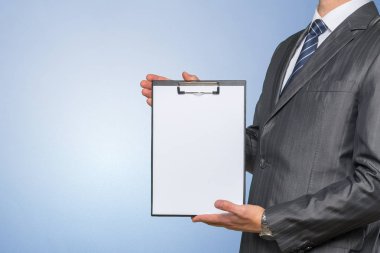 İşadamı holding Pano elinde yakın çekim 