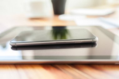 Dijital tablet ve ahşap masa akıllı telefon