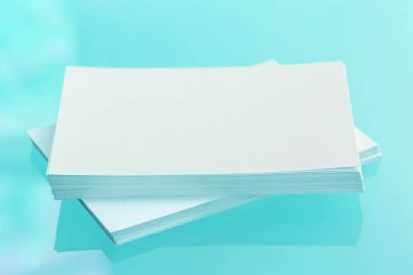 mavi arka plan üzerinde boş kartvizit yığını