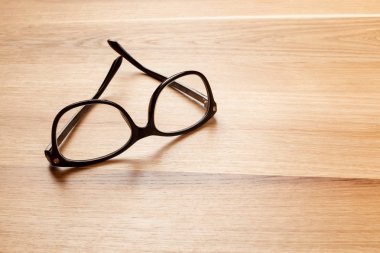 Okuma gözlüğü ahşap tablo