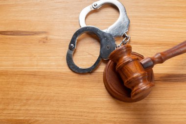 Tokmak ve ahşap masa arka plan üzerinde kelepçe