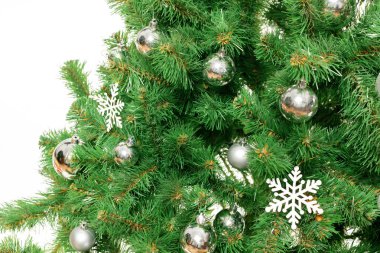 Beyaz arkaplanda izole edilmiş noel ağacı