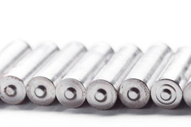 Beyaz arkaplandaki piller