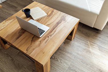 çatı katı iç modern ahşap masa