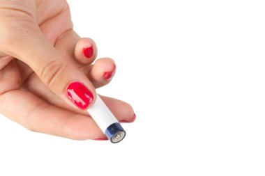 Elinde pil yakın çekim 