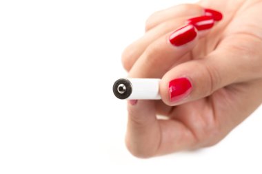 Elinde pil yakın çekim 