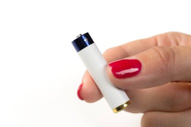 Elinde pil yakın çekim 