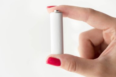 Elinde pil yakın çekim 