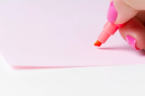 Mano Femenina Sosteniendo Una Pluma Cerca — Foto de Stock