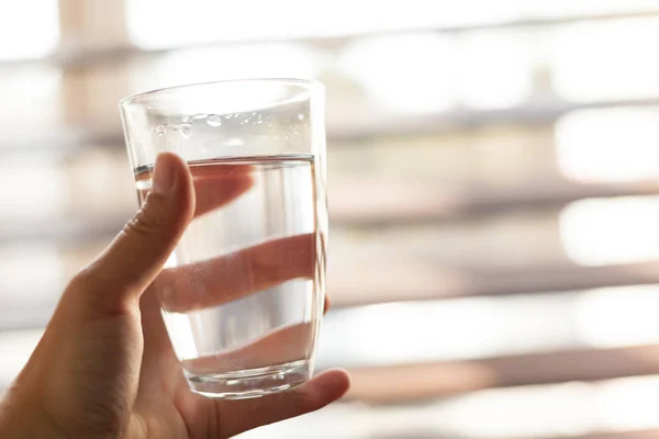 Mujer Sosteniendo Vaso Agua Primer Plano — Foto de Stock