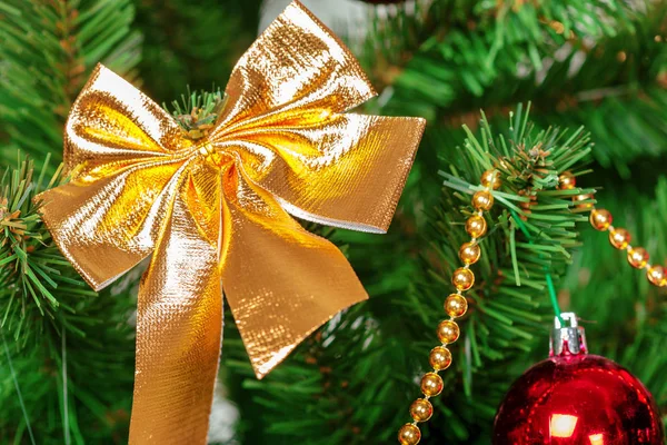 Yılbaşı ağacı süsleri ile yakın çekim