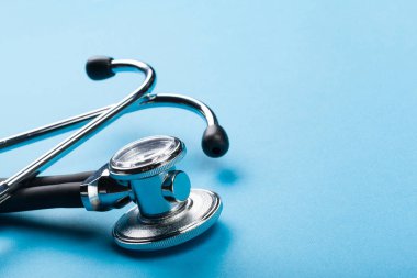 mavi arka planda tıbbi steteskop