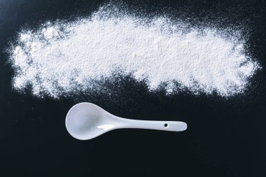 Beyaz un üzerinde siyah backgorund