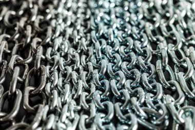 Siyah arka plan üzerine güçlü zincirleri