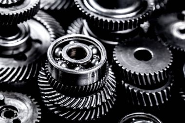 Siyah arkaplanda metal dişliler