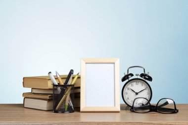 Çalar saat ve kitap.