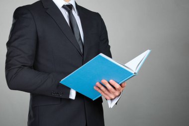 Tanınmayan işadamı bir kitap closeup holding