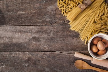 Un, makarna spagetti yumurta eski ahşap arka plan üzerinde