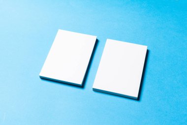 Mavi kağıt arka plan üzerinde şirket tanıtımı için düzenlenen boş office nesneleri