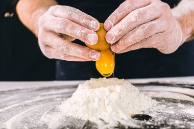 Profesyonel erkek fırıncı hamuru ile yumurta pişirme