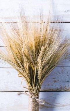 ahşap zemin üzerinde buğday