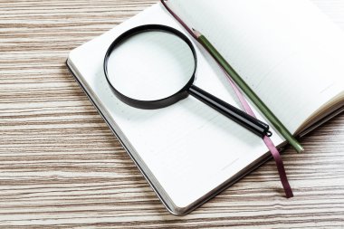 Büyüteç ve kitap o ahşap arka plan