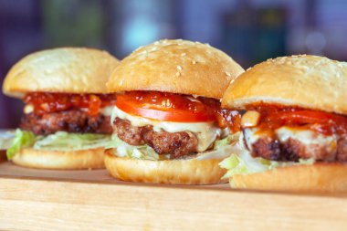 Ahşap tahta üzerinde sulu biftek Burger 