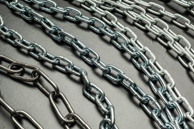 Siyah arka plan üzerine güçlü zincirleri