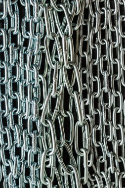 Siyah arka plan üzerine güçlü zincirleri