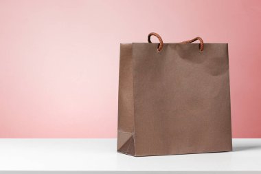 Pembe bir arka plan üzerinde alışveriş çantası 