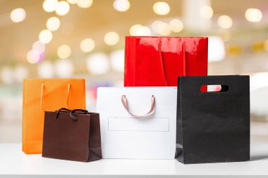 birkaç farklı alışveriş torbaları masanın üstüne