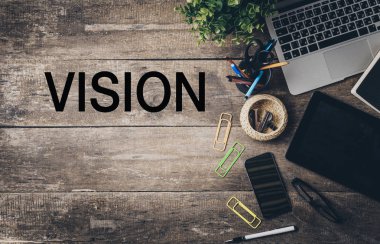 Ofis, banka donatımı ve gadget'lar metin ile ahşap bir masa üzerine karışımı