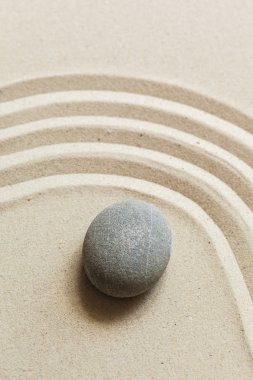 Zen taşlar kum zemin üzerine 