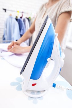 kadın giyim tablo Ütü el kadar yakın