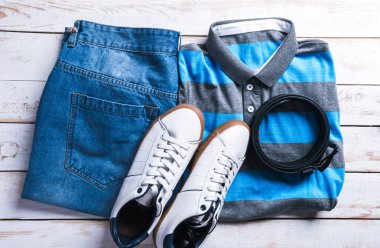 serin moda rahat erkek kıyafeti ahşap tablo