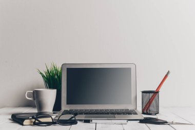 Dizüstü bilgisayar ve çalışma alanındaki diğer elektronik malzemeler