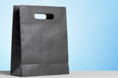 Alışveriş çantası hediye beyaz masada.